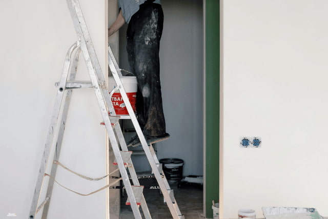 Mersin alçı boya hizmeti sonrası temiz ve pürüzsüz boyanmış iç cephe duvarlar