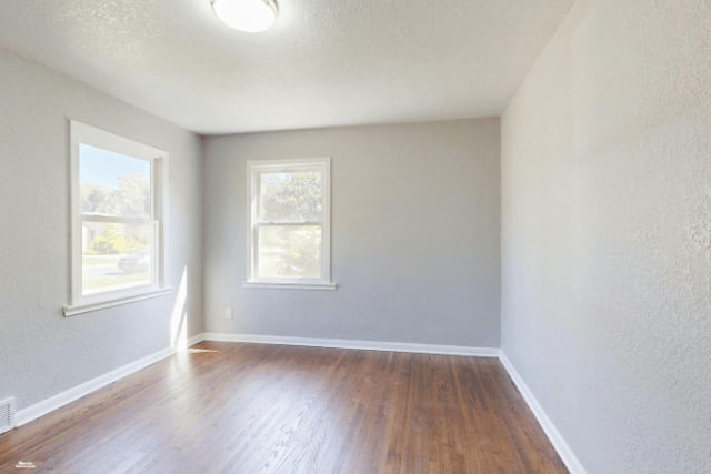 Mersin boya dekorasyon hizmetleri kapsamında alçı ve boya uygulaması yapılan iç mekan