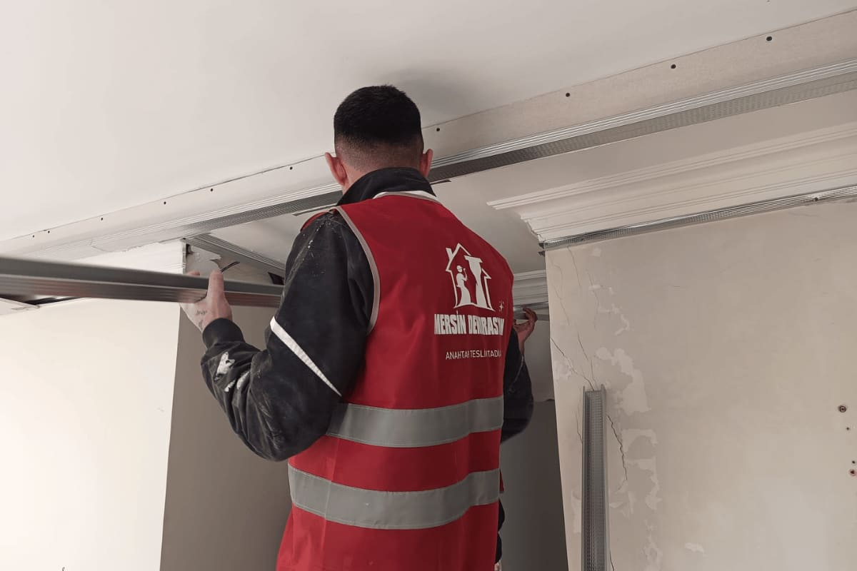 mersin tadilat fiyatları kapsamında asma tavan uygulaması yapan usta