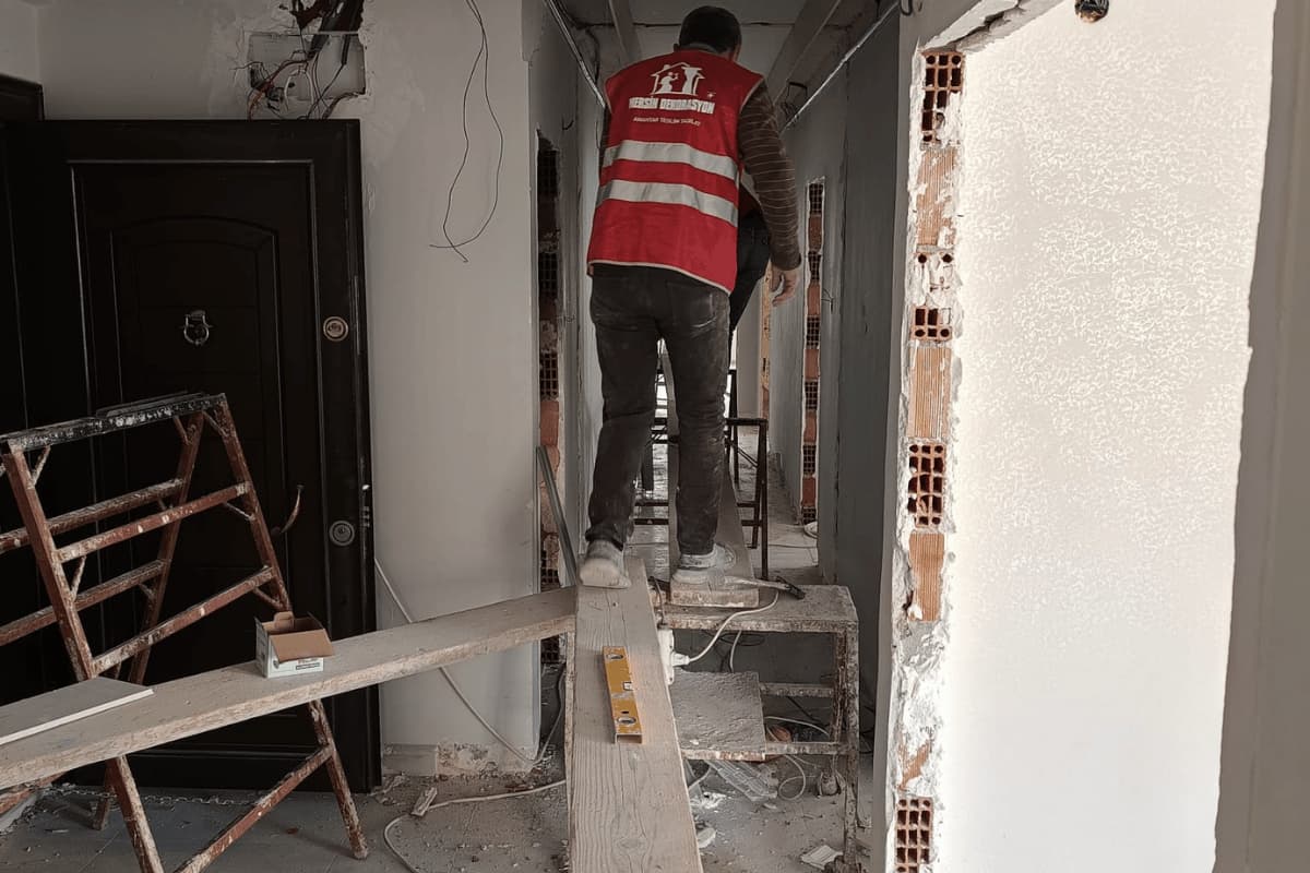 mersin tadilat fiyatları kapsamında daire içi yıkım ve yenileme çalışması