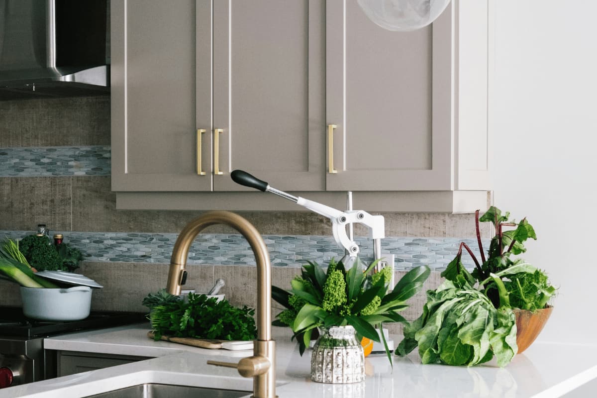 mersin mutfak tadilatı sonrası geniş ada tezgahlı modern mutfak dolabı modeli