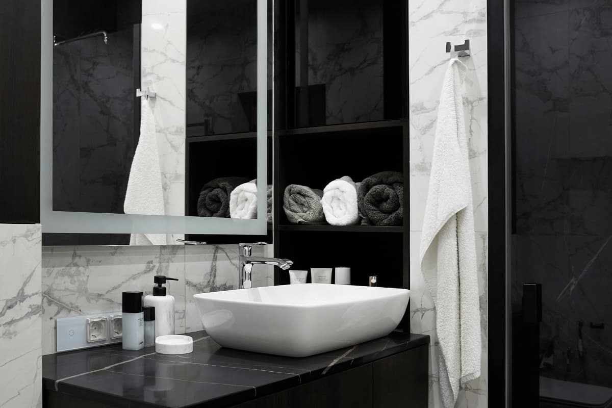 mersin banyo tadilatı sonrası modern banyo dolabı ve lavabo tasarımı