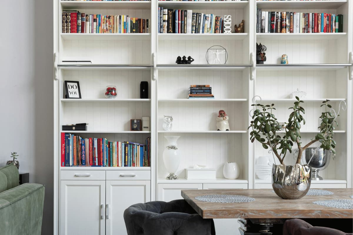 mersin salon tadilatı projelerinde kullanılan modern kitaplık modeli