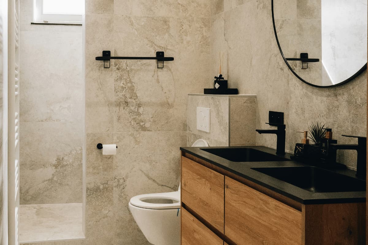 modern banyo dekorasyonu ve lavabolu banyo dolabı tasarımı