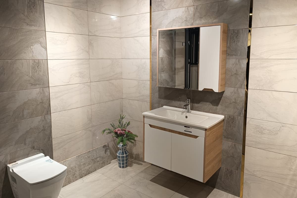 Mersin Yenişehir Menteş Mahallesi 16 m2 modern banyo tadilatı, seramik döşeme ve duşakabin yenileme projesi.