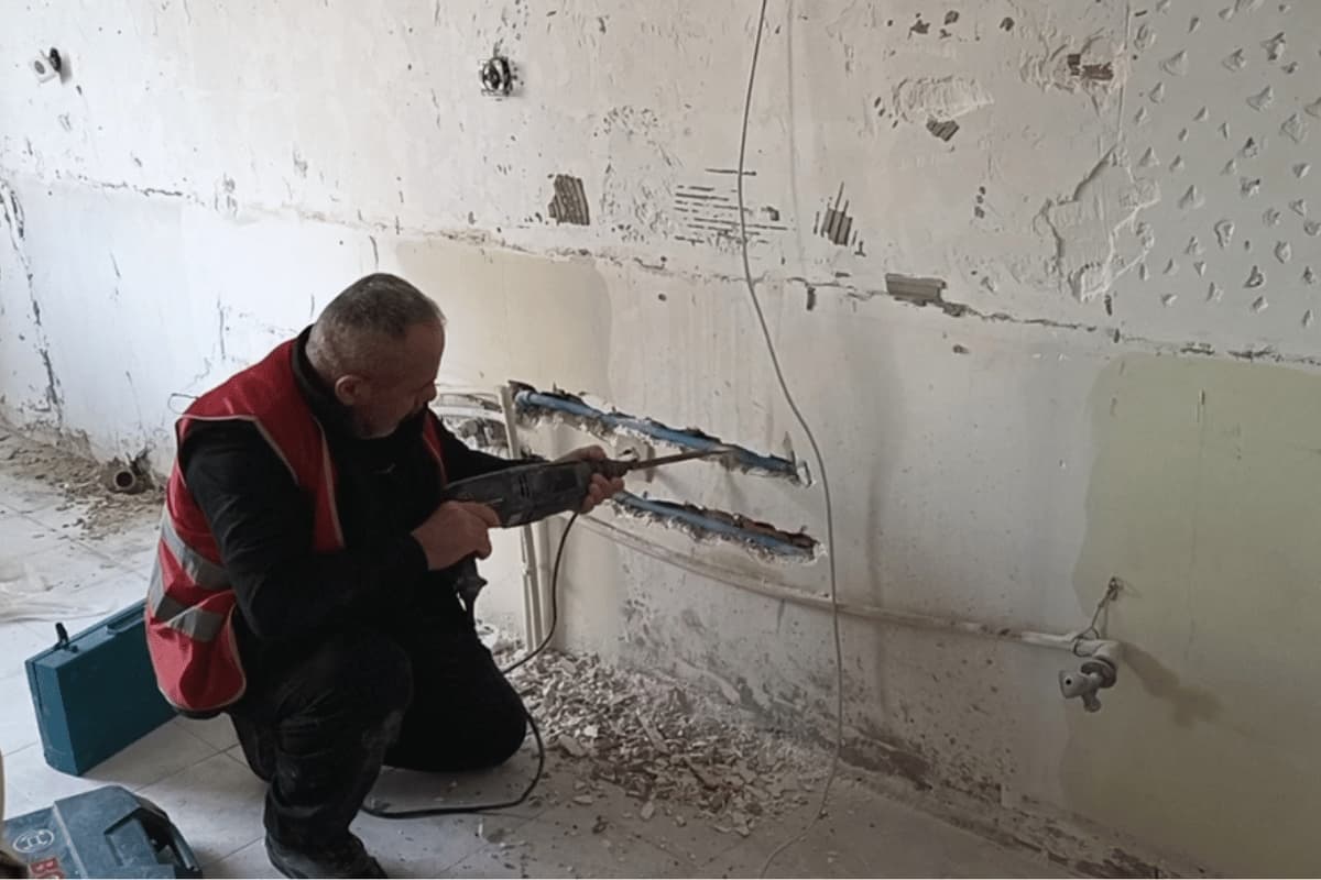 Toroslar Mersin Dekorasyon ekibinin bir dairede anahtar teslim tadilat yaparken çekilmiş fotoğrafı; mutfak dolabı montajı, yer döşeme ve müşteri görüşmesi.