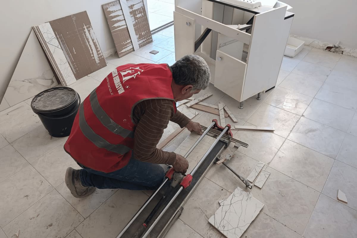 Akdeniz’de gerçekleştirilen anahtar teslim daire tadilatı kapsamında modern mutfak, boya ve dekorasyon uygulaması