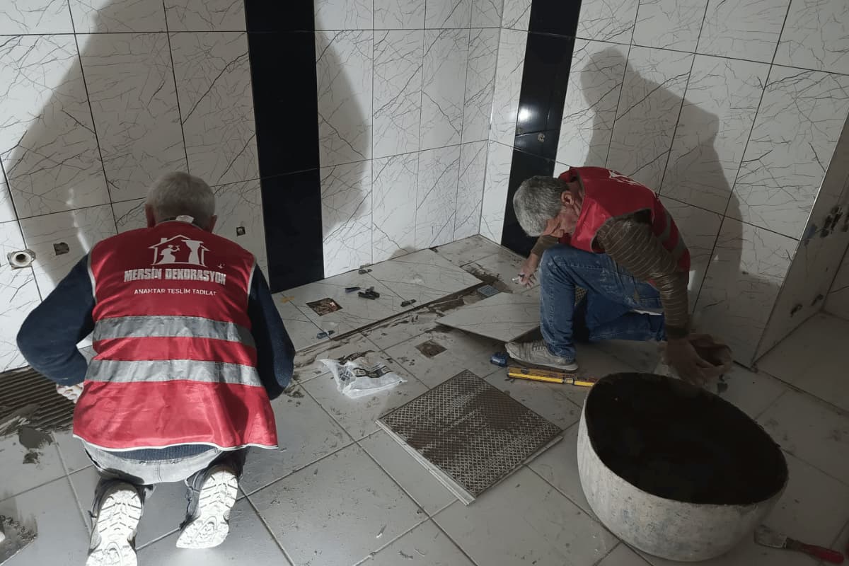 Erdemli anahtar teslim tadilat kapsamında yenilenmiş modern salon ve mutfak dekorasyonu.